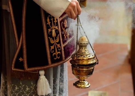 Foto di un turibolo liturgico con incenso che brucia e fumo che si eleva