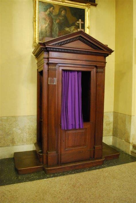 Dettaglio di uno dei confessionali in noce