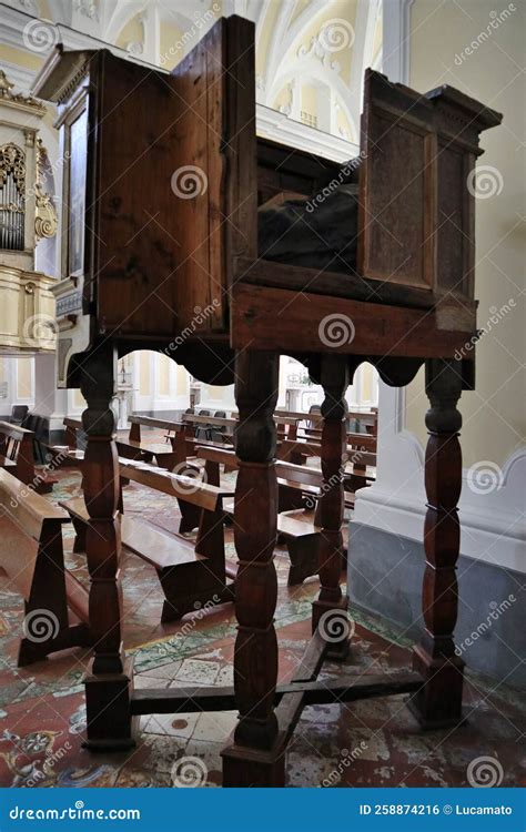 Dettaglio del pulpito ottocentesco