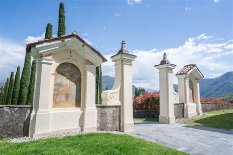 Le cappelle della Via Crucis sul sagrato della chiesa