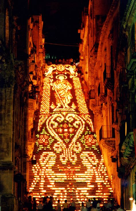 Foto della Scalinata di Santa Maria del Monte a Caltagirone illuminata