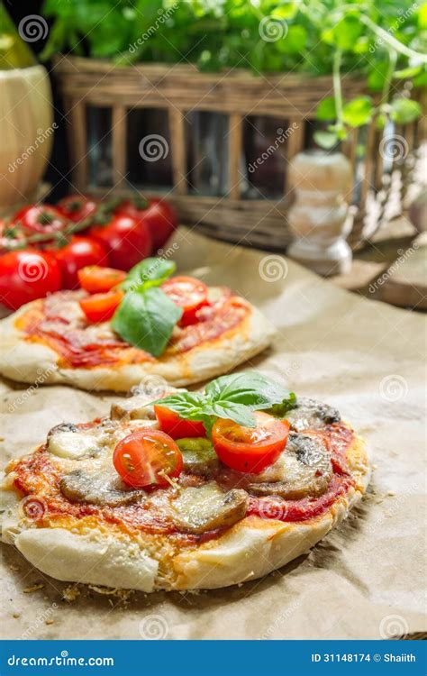 Foto di una pizza Casertana con ingredienti in primo piano
