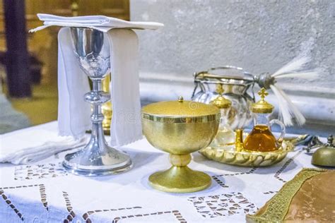 Foto di un calice e ampolle su un altare