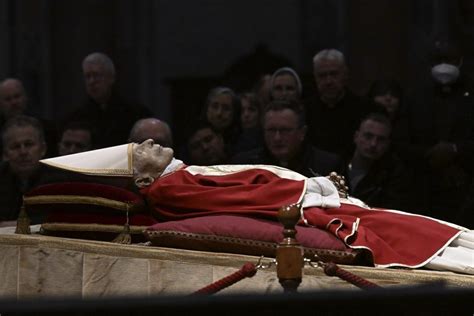 Ritratto di Papa Benedetto XVI in abiti pontificali, simbolo dell'autorità papale
