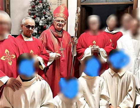 Foto di bambini e un sacerdote durante una celebrazione penitenziale