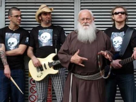 Frate Cesare Bonizzi (Fratello Metallo) sul palco con la chitarra