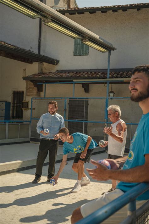 Don Nicholas Sangiovanni insieme a un gruppo di giovani nell'oratorio di Offanengo