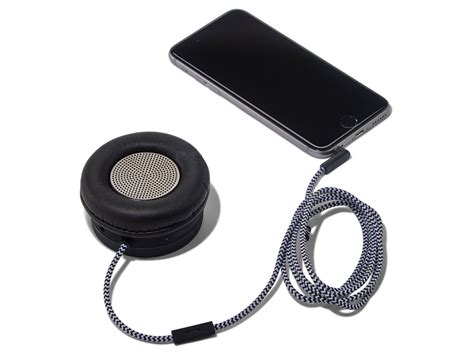Foto prodotto Native Union Monocle in diverse configurazioni d'uso (auricolare, speaker, collegato in serie)
