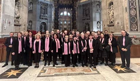 Foto di un coro parrocchiale durante una celebrazione
