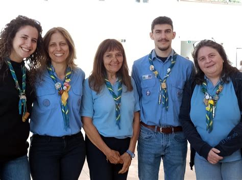 Una foto di gruppo di capi scout durante una riunione, che riflette un clima di collaborazione e impegno