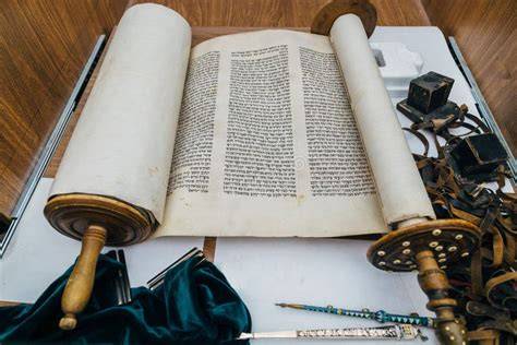 antica pergamena ebraica della Torah con caratteri manoscritti