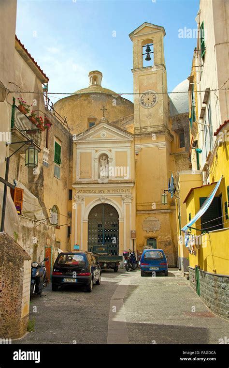 Abbazia di San Michele Arcangelo a Procida con vista sul mare