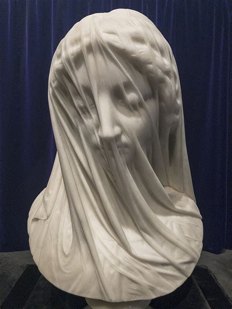 Scultura della Vergine Velata di Giovanni Strazza, con focus sui dettagli del velo e del viso sottostante
