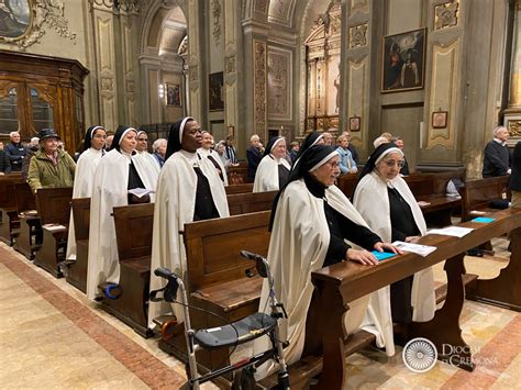 immagine di suore carmelitane in preghiera