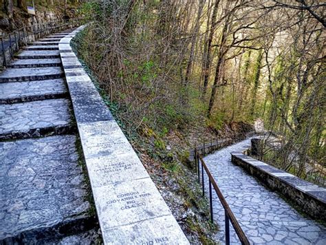 interni della cappella sullo Scoglio Sacro con la pietra delle impronte