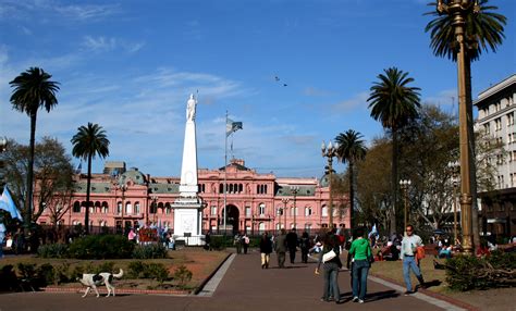 Foto della folla e del DJ set in Plaza de Mayo, Buenos Aires