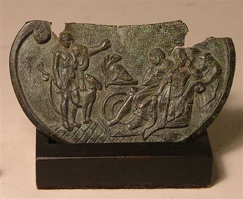 Ricostruzione o fotografia di un bòthros archeologico con reperti ceramici