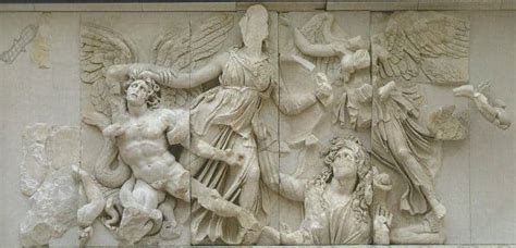 Dettaglio del Grande Fregio dell'Altare di Pergamo, con la scena di Atena e Alcioneo