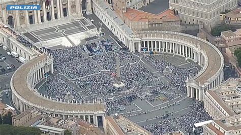 Foto aerea di Piazza San Pietro gremita di fedeli durante una benedizione Urbi et Orbi