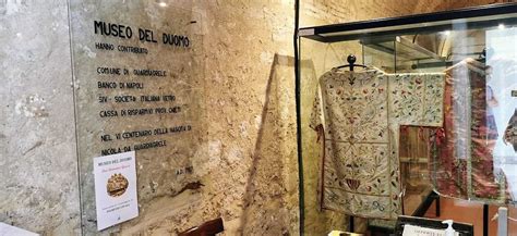 Manufatto antico di arte sacra esposto in un museo ecclesiastico