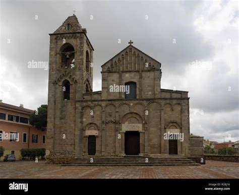 Vista esterna della chiesa di San Biagio con il suo imponente campanile