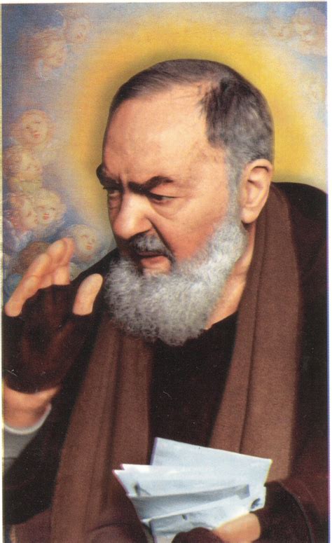 Ritratto ravvicinato di Padre Pio che sorride