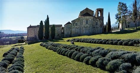 Ricostruzione storica o affresco raffigurante la Pieve di San Pietro Apostolo nei secoli passati