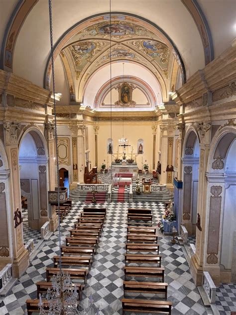Foto dell'interno della Chiesa di San Pietro Apostolo, mostrando le navate e le volte