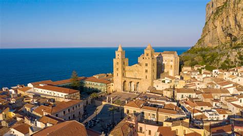 Veduta panoramica della Cattedrale di Cefalù con il promontorio