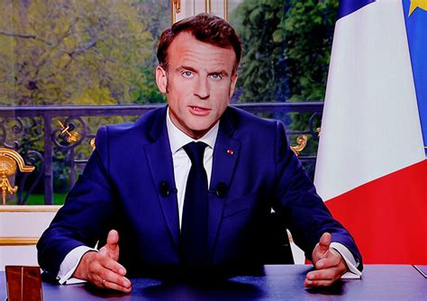 Foto di Emmanuel Macron durante il suo discorso alla nazione dopo l'incendio