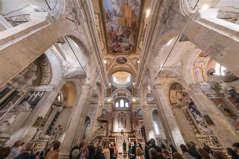Interno della Cattedrale di Santa Maria a Cagliari con dettagli architettonici e artistici
