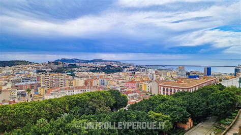 Vista panoramica dalla Terrazza Umberto I del Bastione di Saint Remy su Cagliari e il porto