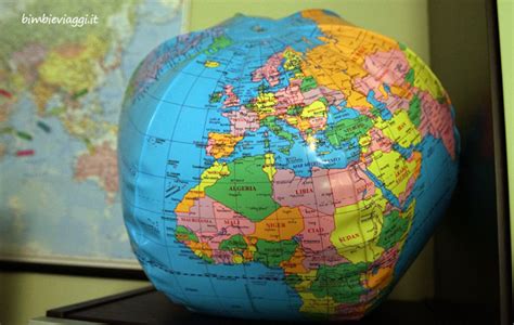 Mappamondo di cartapesta in fase di decorazione da parte di bambini