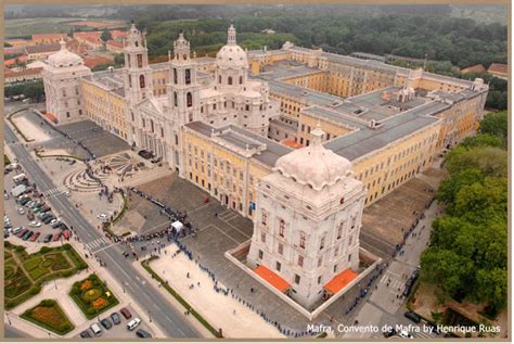 Vista panoramica del Palazzo Nazionale di Mafra che domina la città