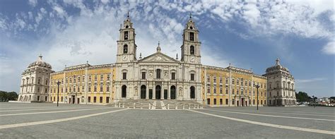 Pianta schematica del Palazzo Nazionale di Mafra che evidenzia la disposizione simmetrica