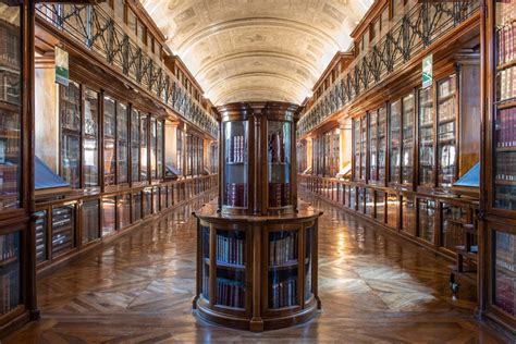 Interno della Biblioteca Reale di Mafra con le sue scaffalature in legno e i volumi antichi