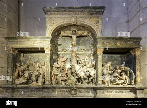 Dettaglio della balaustra marmorea policroma di un altare di Sant'Agata