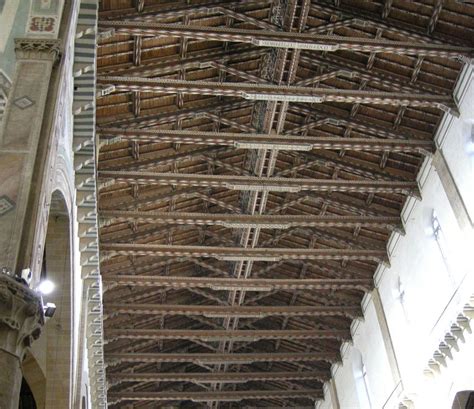 Dettaglio del soffitto ligneo a capriate della navata centrale della Chiesa