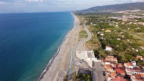 Panorama dell'Azienda Santo Pietro con vista sul paese di Torrenova e il mare