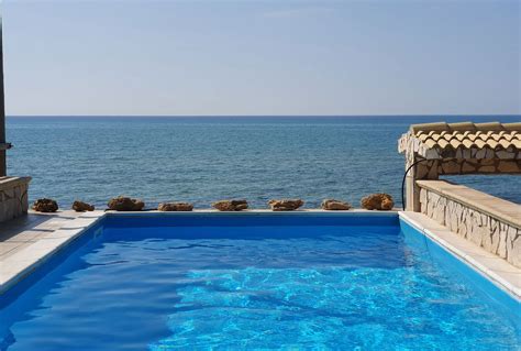 Piscina dell'agriturismo con vista panoramica sul paesaggio circostante e il mare
