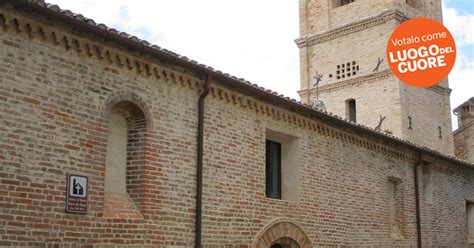 Architettura gotica della chiesa di Santa Maria del Borgo con portali e dettagli in cotto