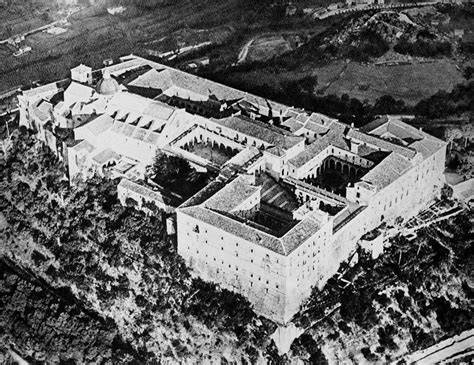 Foto storica dell'Abbazia di Montecassino dopo il bombardamento della Seconda Guerra Mondiale