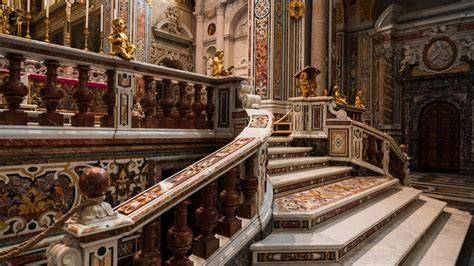 Interno della Basilica di Montecassino con dettagli dei mosaici o dell'altare