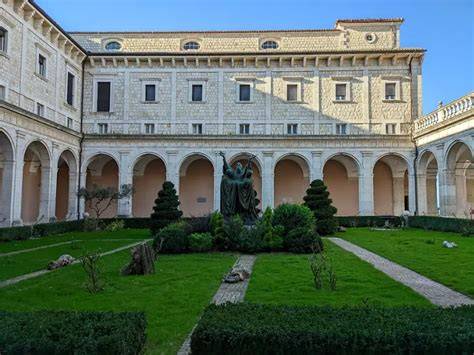 Interno del museo dell'Abbazia di Montecassino con esposizione di antichi manoscritti