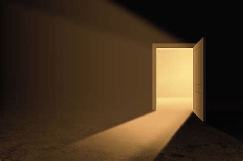 Illustrazione di una porta che si apre verso una luce dorata, simbolo di opportunità.