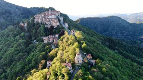 Mappa o foto aerea di un Sacro Monte, mostrando le cappelle immerse nel paesaggio