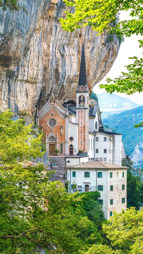Immagine del Santuario della Madonna della Corona, vista frontale dall'esterno