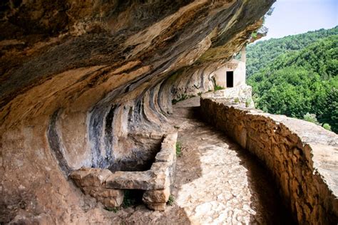 Foto dell'Eremo di San Paolo scavato nella roccia