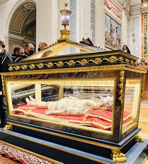 L'Urna del Cristo Morto in processione