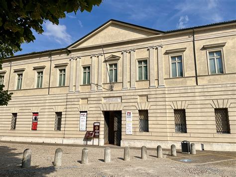 Foto della facciata del Museo Diocesano di Mantova con l'ingresso principale